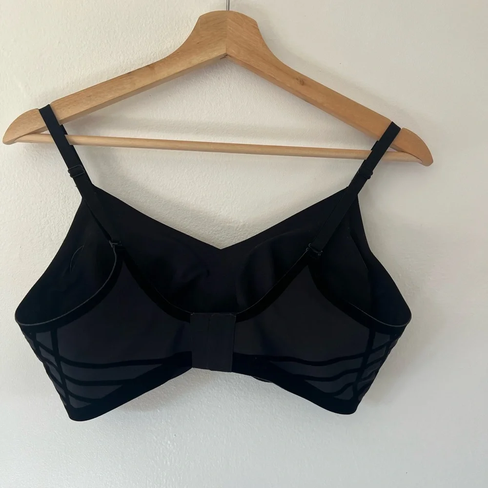 Two Honeylove Silhouette Wireless Seamless Bras‎ Black & Nude Size Large